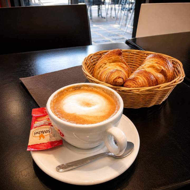 Boisson chaude et croissants Saint Flour