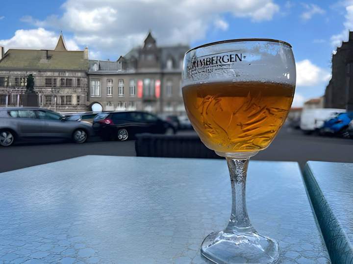 Un verre entre amis en terrasse Saint-Flour
